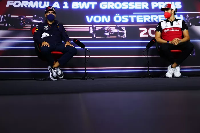 Sergio Pérez, Red Bull Racing, Antonio Giovinazzi, Alfa Romeo Racing durante la conferencia de prensa