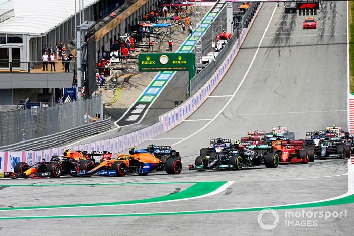 Arrancada Sergio Pérez, Red Bull Racing RB16B, Lando Norris, McLaren MCL35M, Fernando Alonso, Alpine A521, Valtteri Bottas, Mercedes W12, y el resto del pelotón