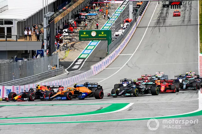 Arrancada Sergio Pérez, Red Bull Racing RB16B, Lando Norris, McLaren MCL35M, Fernando Alonso, Alpine A521, Valtteri Bottas, Mercedes W12, y el resto del pelotón