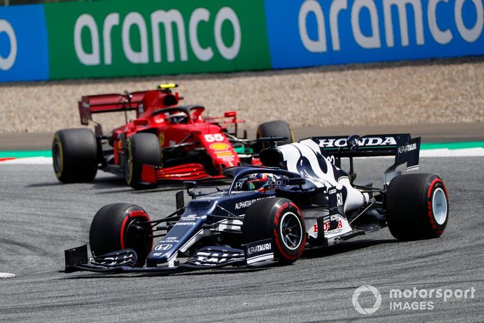 Yuki Tsunoda, AlphaTauri AT02, Carlos Sainz Jr., Ferrari SF21