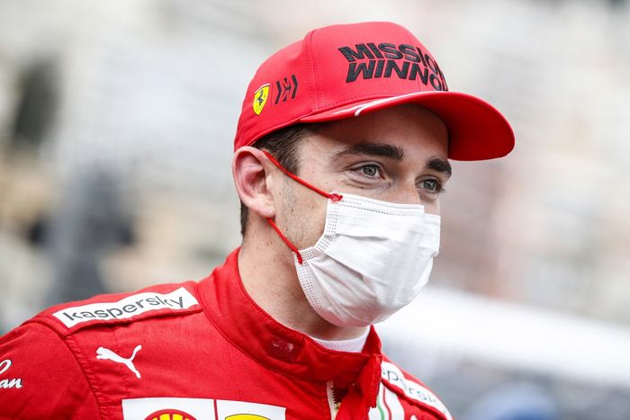 El ganador de la pole, Charles Leclerc, de Ferrari, es entrevistado tras la clasificación