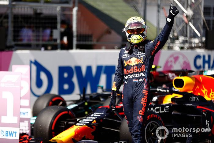 Ganador de la pole Max Verstappen, Red Bull Racing RB16B  