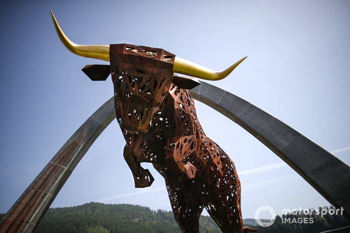 Escultura del toro de Red Bull