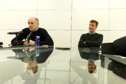 Franz Tost en James Key in het atelier van Scuderia Toro Rosso