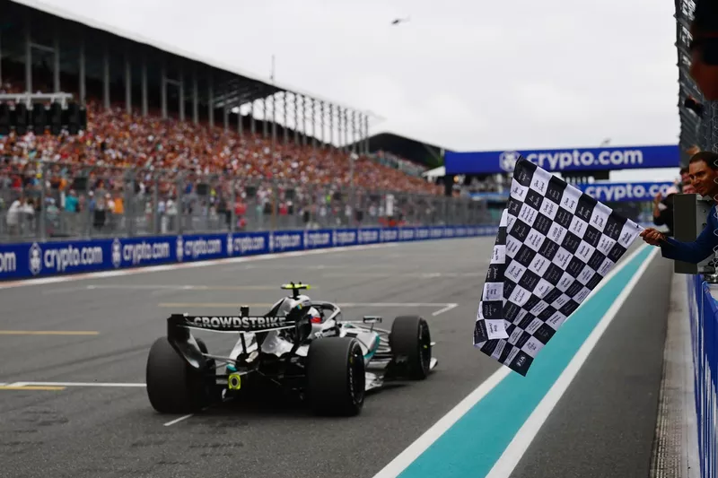 Rafael Nadal agite le drapeau à damier pour saluer le vainqueur de la course, Andrea Kimi Antonelli (Mercedes)