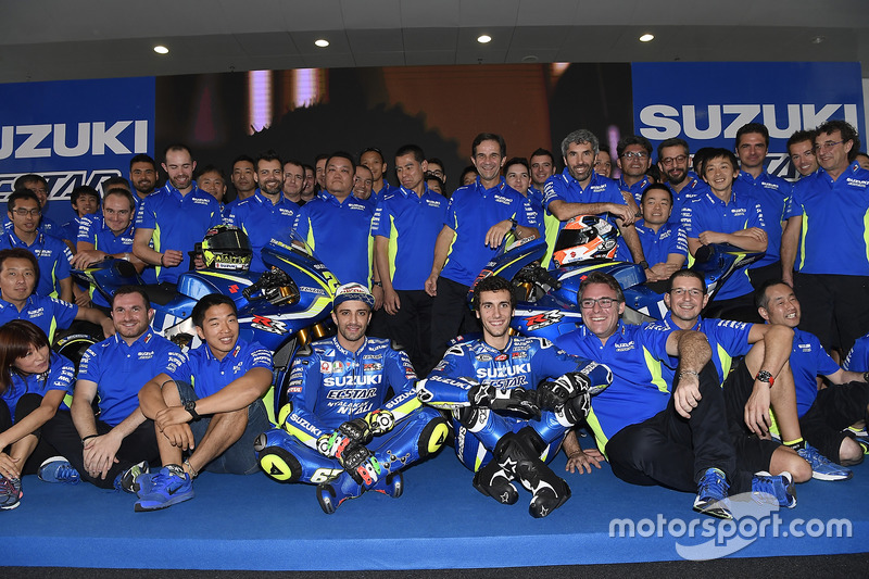 Andrea Iannone y Alex Rins con la Suzuki MotoGP y el equipo