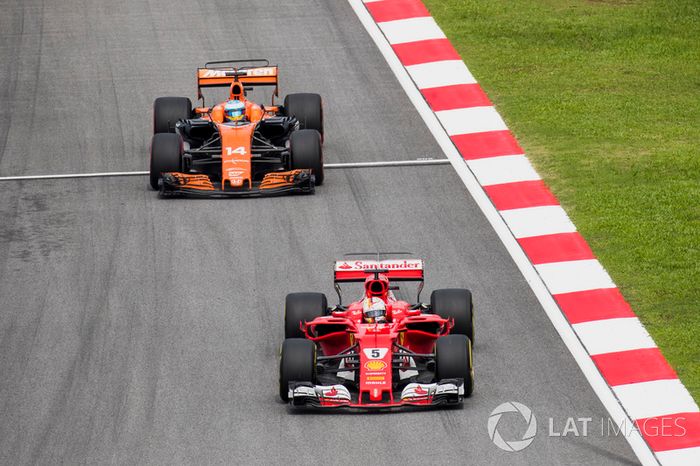 Sebastian Vettel, Ferrari SF70H, Fernando Alonso, McLaren MCL32