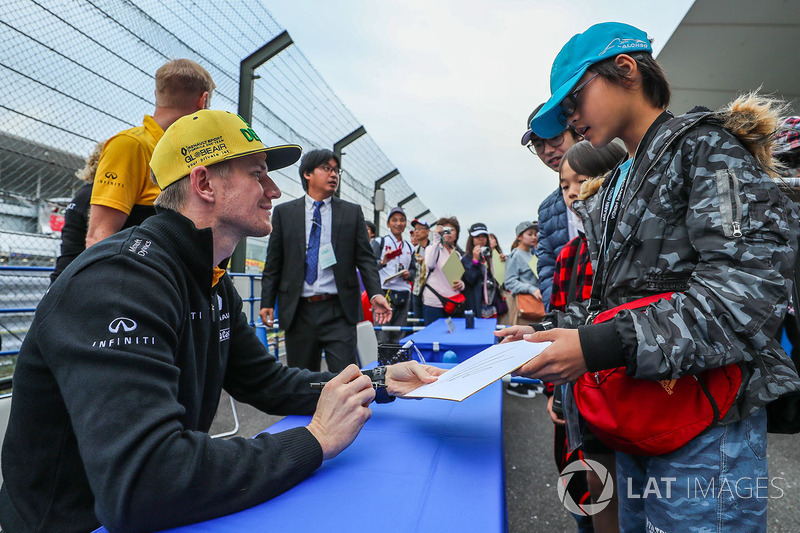 Nico Hulkenberg, Renault Sport F1 Team signs autographs for the fans