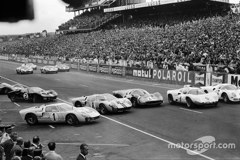 #1 Ken Miles, es brincado al inicio por John Whitmore, Ford #8, Mike Parkes, Ferrari #20, Jo Bonnier, Chaparral-Chevrolet #9 y Bondurant Ferrari #8