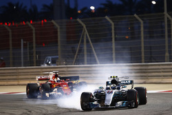 Валттери Боттас, Mercedes AMG F1 W08, и Себастьян Феттель, Ferrari SF70H