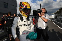 Pole: Lewis Hamilton, Mercedes AMG F1, parc ferme