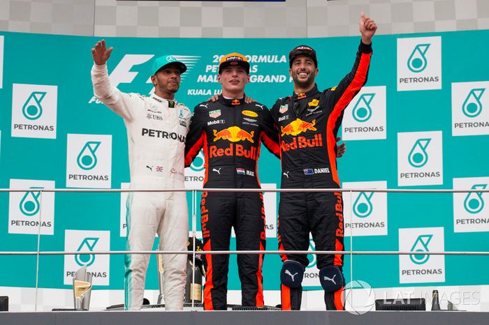 Podio: segundo clasificado, Lewis Hamilton, Mercedes AMG F1, ganador de la carrera, Max Verstappen, Red Bull Racing, y tercero clasificado, Daniel Ricciardo, Red Bull Racing.