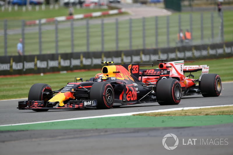 Max Verstappen, Red Bull Racing RB13 e Sebastian Vettel, Ferrari SF70H