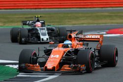Fernando Alonso, McLaren MCL32, Kevin Magnussen, Haas F1 Team VF-17