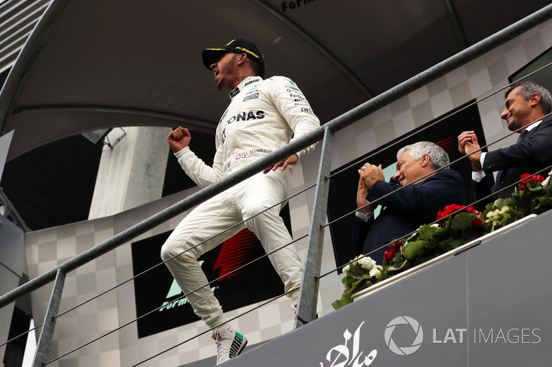 Ganador de la carrera Lewis Hamilton, Mercedes AMG F1 celebra en el podio