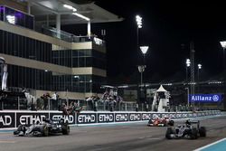 Ganador de la carrera Lewis Hamilton, Mercedes AMG F1 W07 toma la bandera a cuadros al final de la c