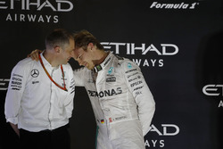 Podium: second place and new world champion Nico Rosberg, Mercedes AMG F1 with Tony Ross, race engineer Mercedes AMG F1