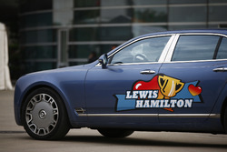Une Bentley avec un sticker Lewis Hamilton, Mercedes AMG