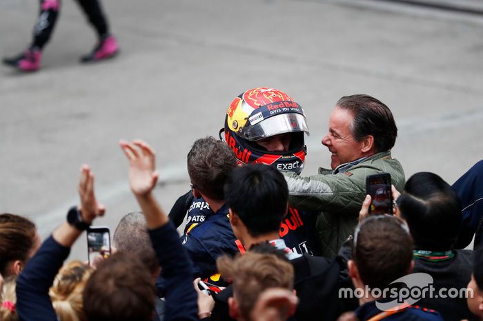 Max Verstappen, Red Bull, con su equipo y su padre Jos Verstappen