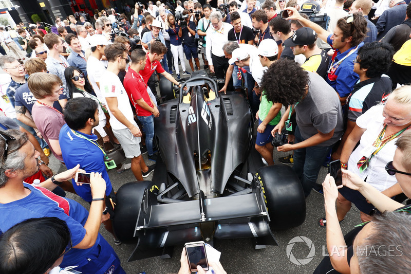 El nuevo auto de F2 2018 en el paddock