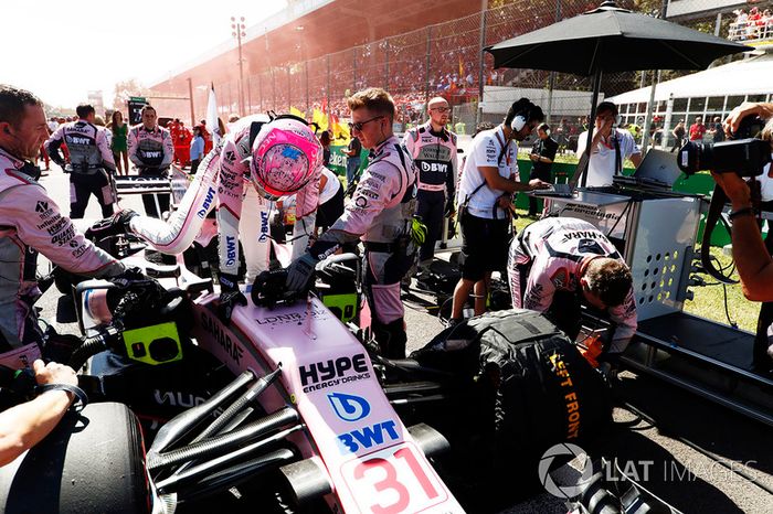 Esteban Ocon, Sahara Force India F1 VJM10, sube a su coche