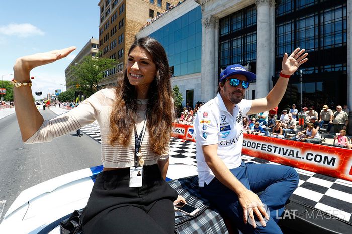 Fernando Alonso, Andretti Autosport Honda, con su novia, Linda Morselli