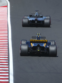 Romain Grosjean, Haas F1 Team VF-17, Jolyon Palmer, Renault Sport F1 Team RS17