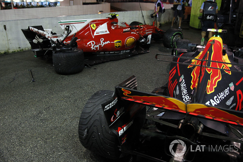 Los coches chocados de Kimi Raikkonen, Ferrari SF70H y Max Verstappen, Red Bull Racing RB13