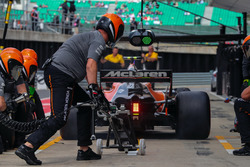 Stoffel Vandoorne, McLaren MCL32 makes a pitstop