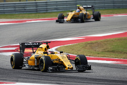 Kevin Magnussen, Renault Sport F1 Team RS16; Jolyon Palmer, Renault Sport F1 Team RS16