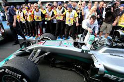 Winnaar Nico Rosberg, Mercedes AMG F1 Team W07, in de pitstraat