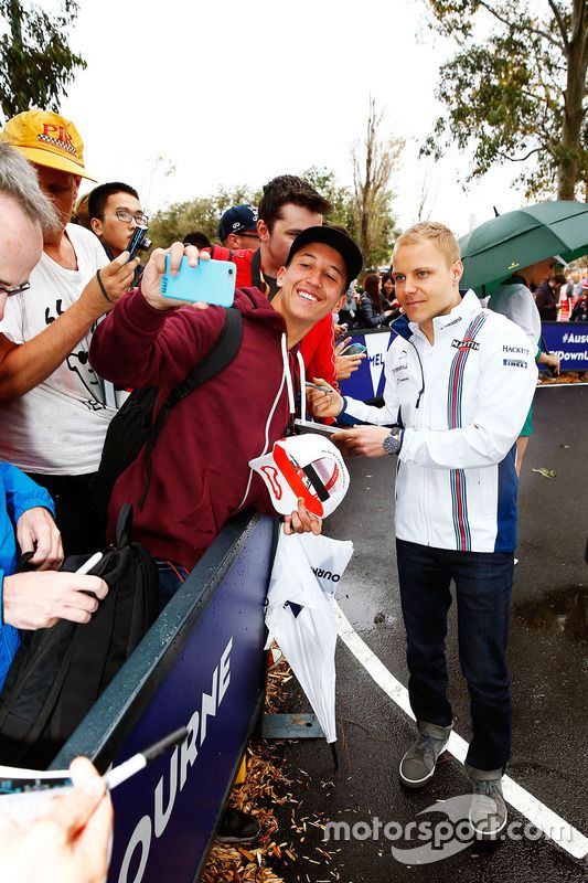 Valtteri Bottas atende alguns fãs antes dos treinos