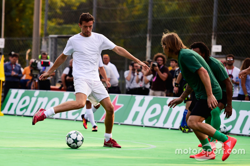 Jolyon Palmer, Renault Sport F1 Team, futbol maçında