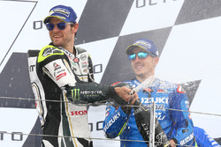Podium: tweede Cal Crutchlow, Team LCR Honda, race winnaar Maverick Viñales, Team Suzuki MotoGP