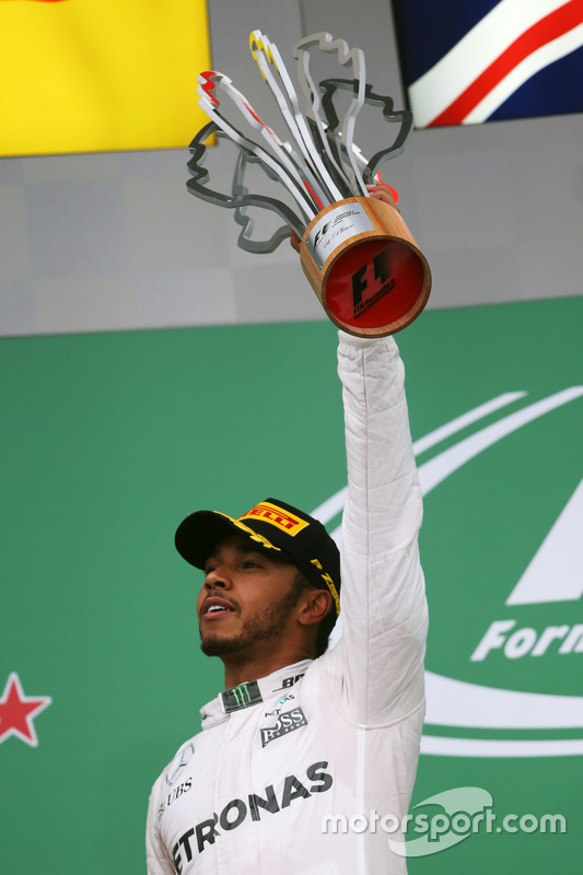 Winnaar Lewis Hamilton, Mercedes AMG F1 viert op het podium