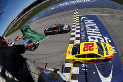 Start: Joey Logano, Team Penske Ford leads