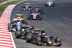 Carlos Sainz Jr., Scuderia Toro Rosso STR11; Fernando Alonso, McLaren MP4-31