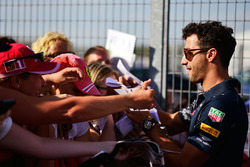 Daniel Ricciardo, Red Bull Racing, zet handtekeningen voor de fans