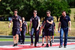 Daniil Kvyat, Scuderia Toro Rosso walks the circuit with the team