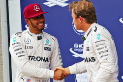 (Da Sx a Dx ): Lewis Hamilton, Mercedes AMG F1 festeggia la sua pole position con il terzo qualifica