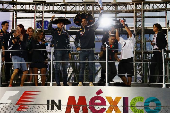 Y el deseo de Ricciardo fue posible: ¡Los Red Bull no perdieron la oportunidad de subir al podio! Aunque sin público...