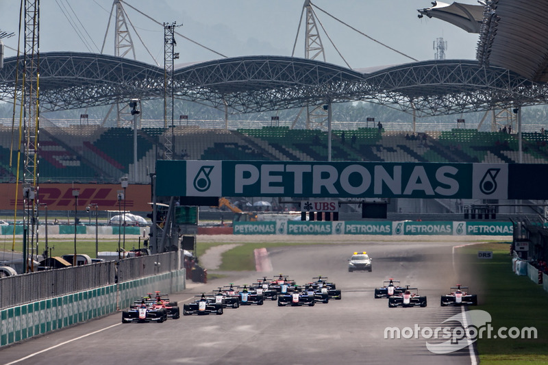 Antonio Fuoco, Trident leads Nirei Fukuzumi, ART Grand Prix and the rest of the field at the start of the race