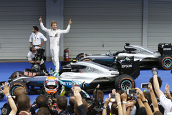 Le vainqueur Nico Rosberg, Mercedes AMG F1 W07 Hybrid