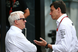 Charlie Whiting, Délégué de la FIA avec Toto Wolff, directeur exécutif Mercedes AMG F1