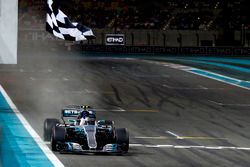 bandera a cuadros para Valtteri Bottas, Mercedes F1 W08