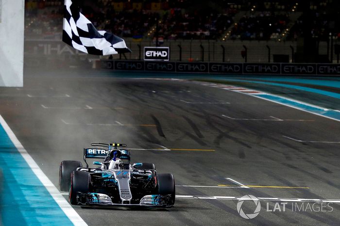 bandera a cuadros para Valtteri Bottas, Mercedes F1 W08