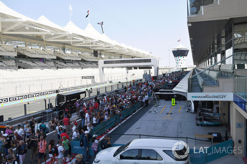 Fans en pit lane