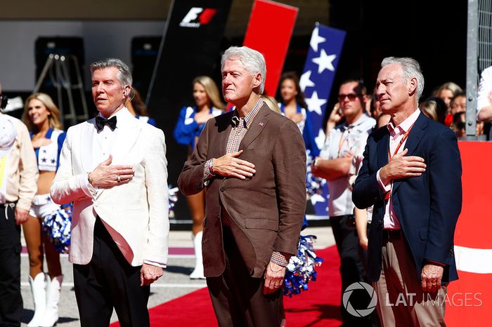 Michael Buffer y Bill Clinton durante el himno nacional