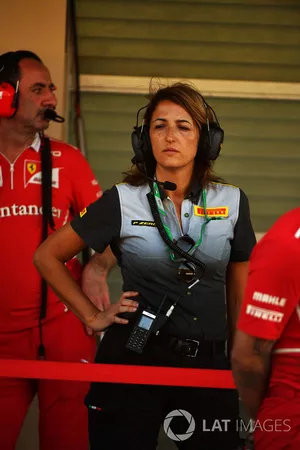 Une ingénieure Pirelli et un directeur technique