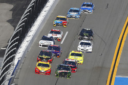 Chase Elliott, Hendrick Motorsports Chevrolet Camaro and Joey Logano, Team Penske Ford Fusion